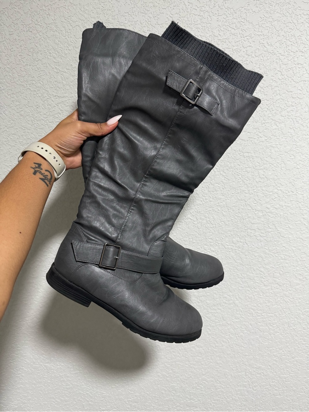 Women’s gray leather knee-high sweater cuff buckle riding boots, size 11
